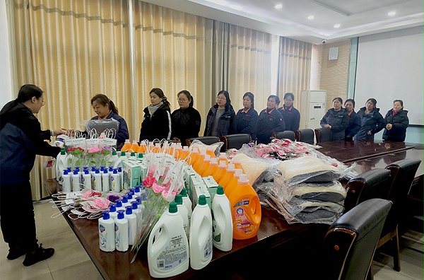 宝鼎挖掘机厂家发礼品