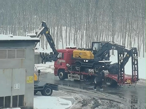 宝鼎挖掘机厂家雪天发车