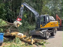 宝鼎抱夹锯抓木机，抓取锯断一气呵成