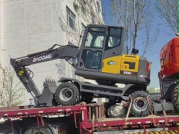 宝鼎双车发运，150挖掘机与80挖掘机机型