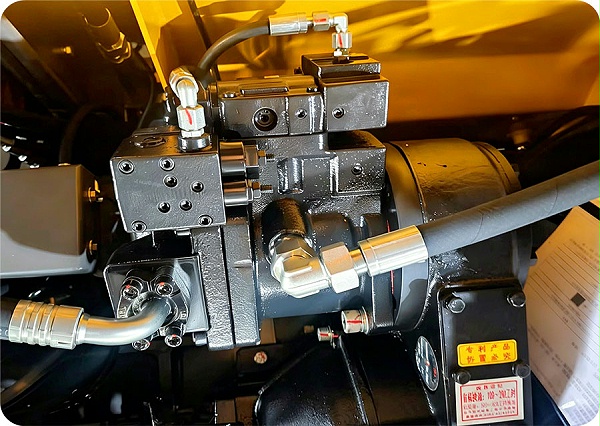 宝鼎BD125W轮式挖掘机柱塞泵.jpg