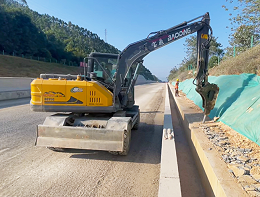 宝鼎80X挖掘机搭配70工兵破碎锤，现场实拍