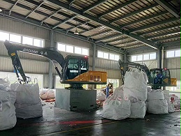 两台宝鼎电动固定式抓料机交付铜厂，已正常投入生产