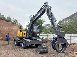 宝鼎125抓木机交付现场喜庆放鞭炮