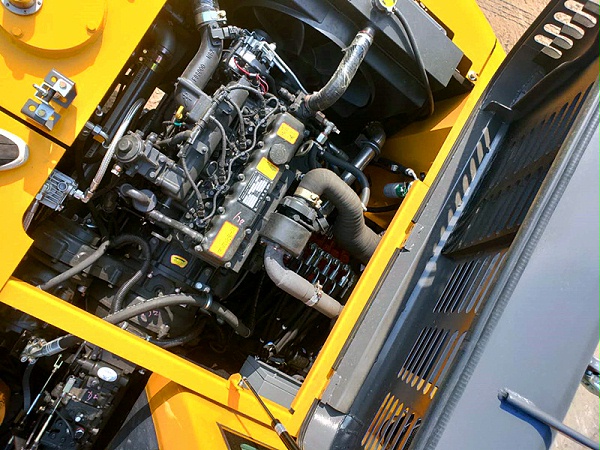 宝鼎105型号轮式挖掘机发动机设备
