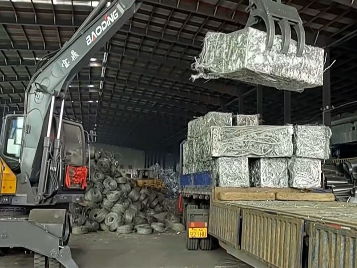 宝鼎120轮式抓木机：重载作业稳如磐石，高效赋能厂区物料转运