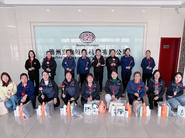 以爱为礼 致敬芳华| 宝鼎公司“三八”女神节福利发放