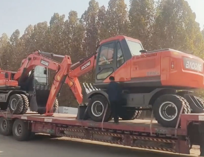 两辆宝鼎BD150轮式挖掘机同日发车