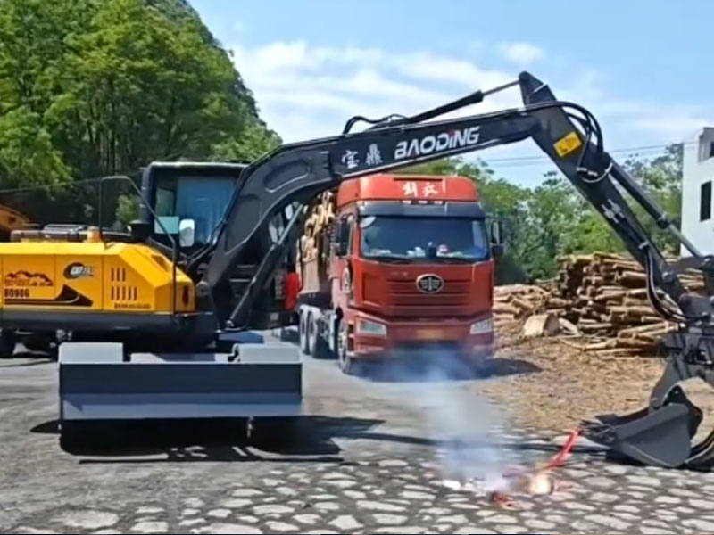 宝鼎90G轮式抓木机交付客户，又一台实干车上岗