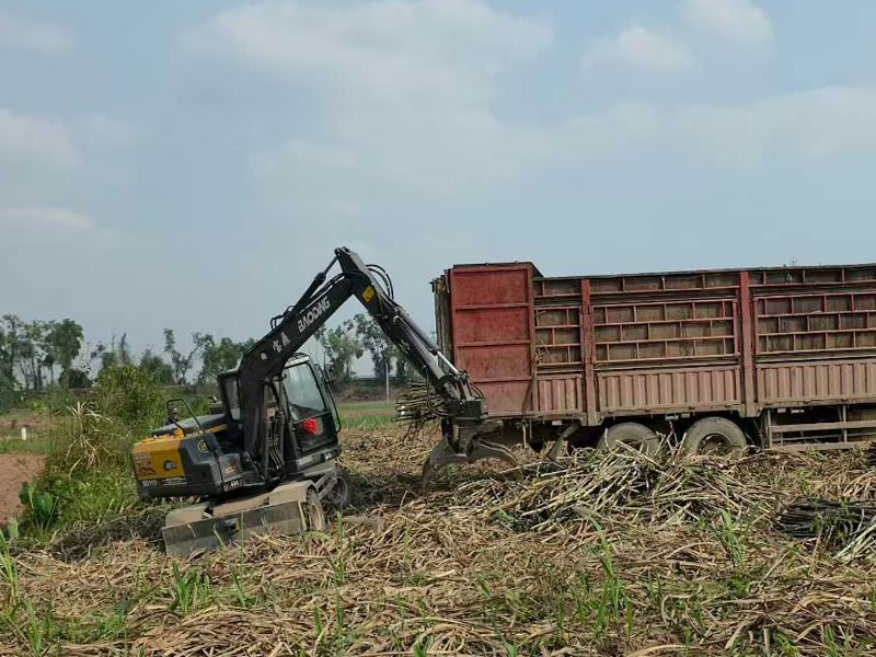 宝鼎110H轮式抓木机，抓秸秆不撒不漏，装卸顺手