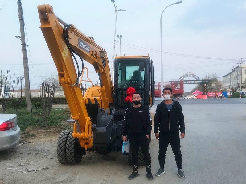 北京轮式挖掘机宝鼎销售客户提车见证