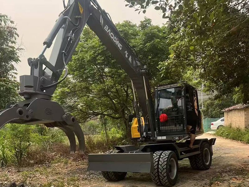 宝鼎120S轮式抓木机发车：多项升级，实力登场