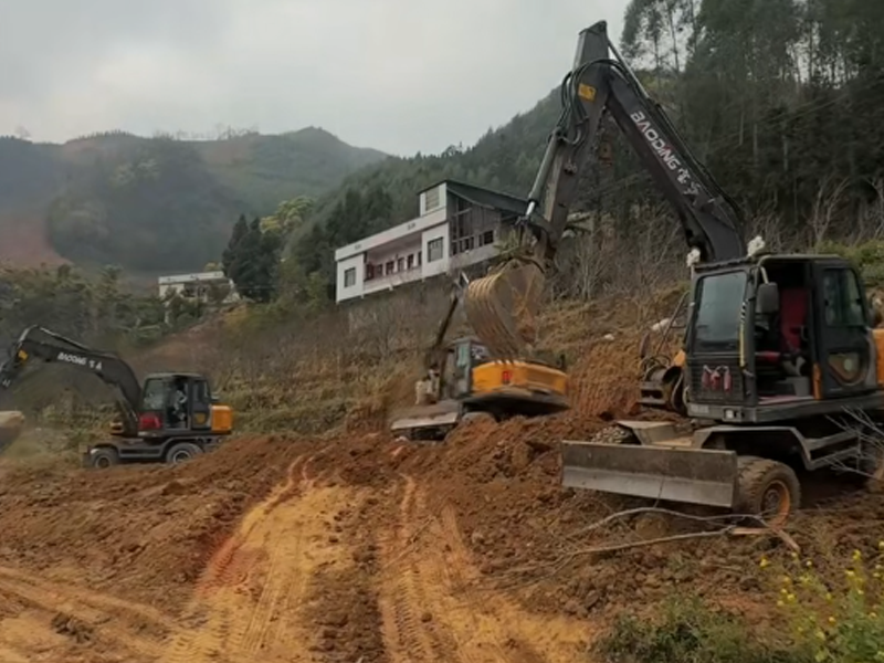 宝鼎轮式挖掘机高效作业，加速城镇基础建设进程