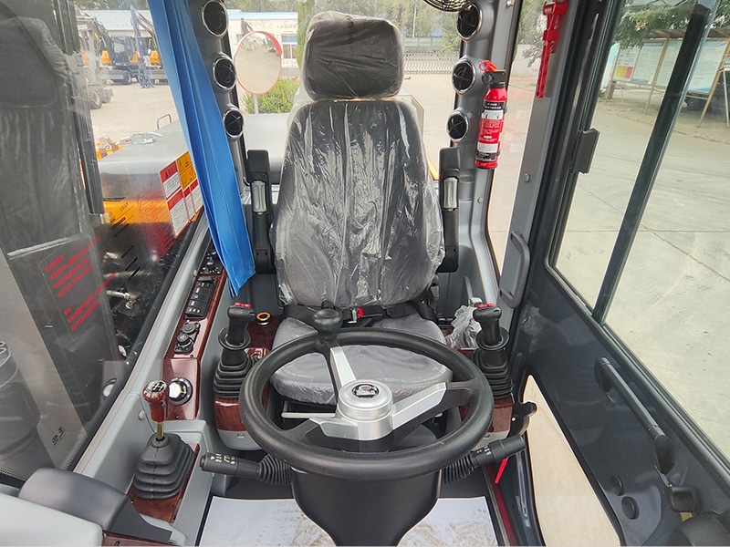 宝鼎110H抓木机驾驶室